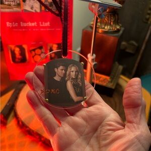 Klaus + Caroline, do you see this ship; Klaroline? hanging around this holiday